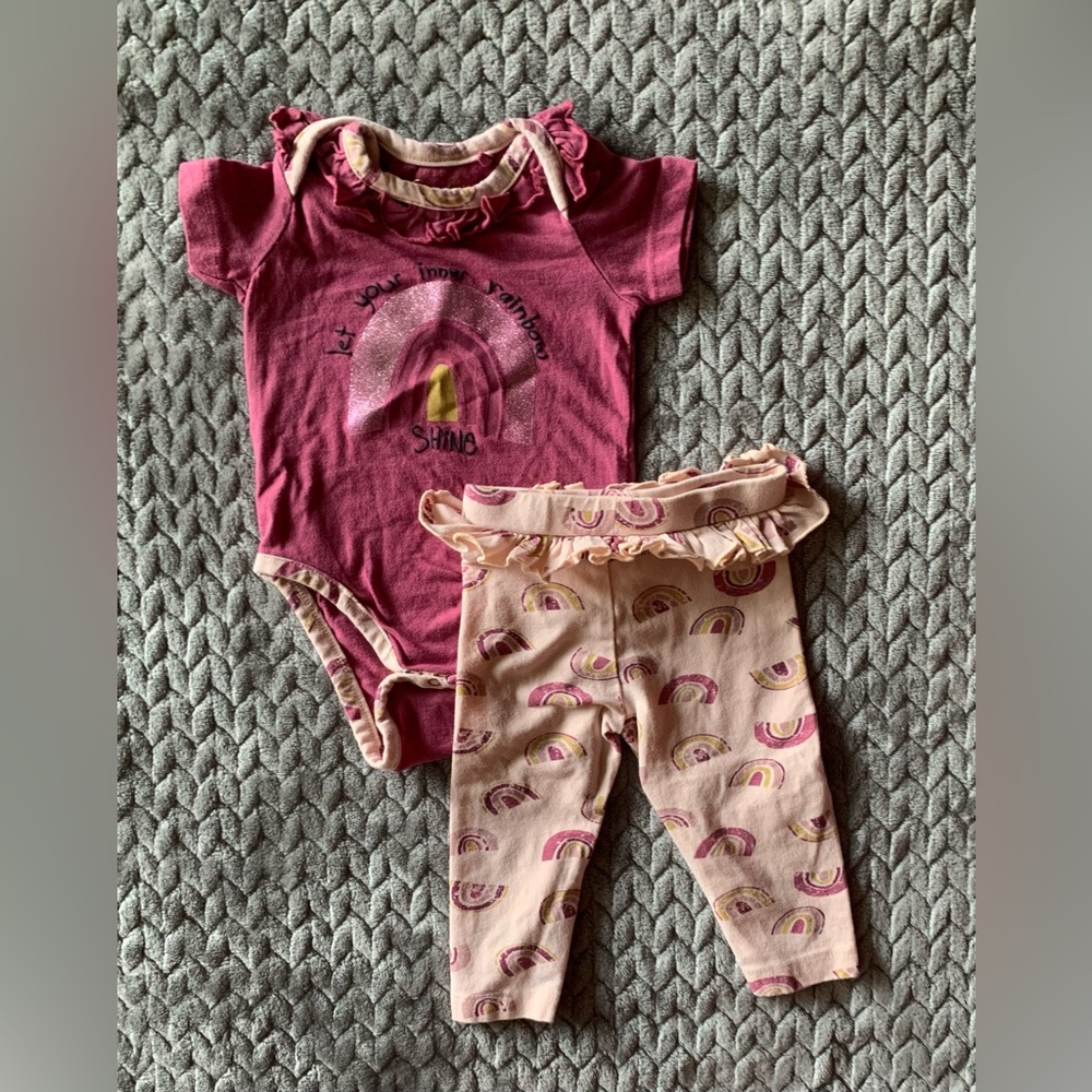Jessica Simpson Magenta Rainbow Set with Ruffle Butt Pants in 3-6M